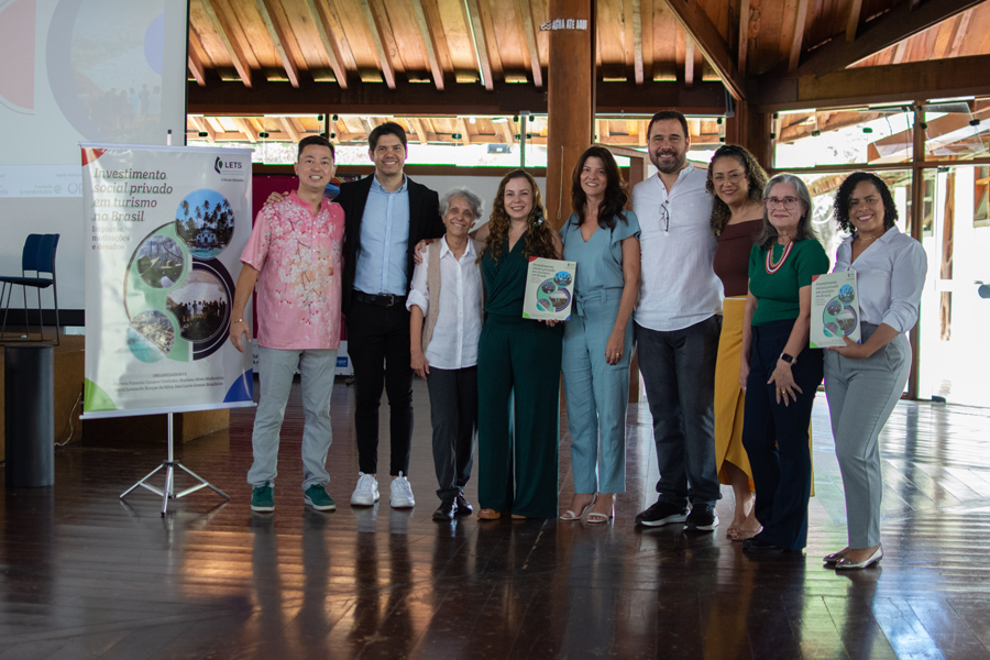 Especialistas envolvidos na produção do Livro posam para foto