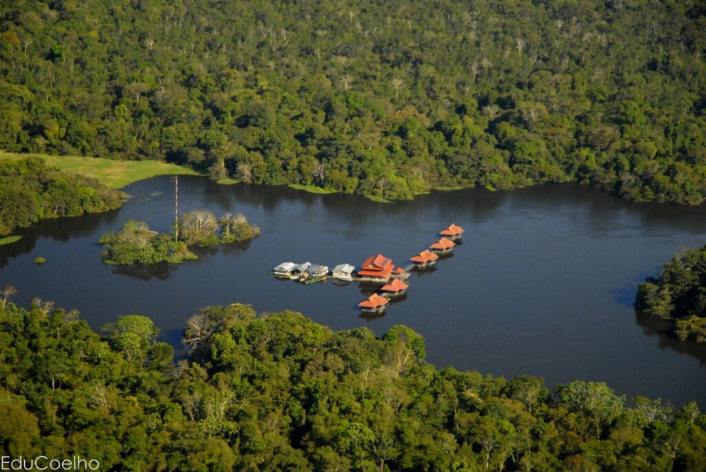 Pousada flutuante vista de cima no Lago Mamirauá no Amazonas