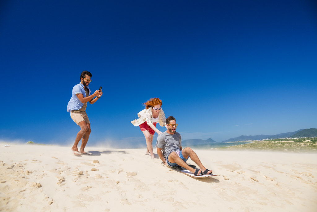 Turistas tirando fotos em dunas